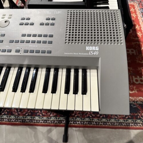 KORG IS40 TASTIERA 61 TASTI USATO