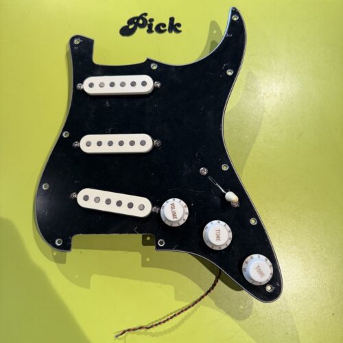 NO BRAND BATTIPENNA PRE CABLATO PER STRATOCASTER USATO