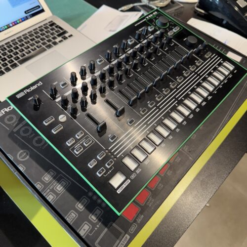 ROLAND TR8 RHYTHM PERFORMER DRUM MACHINE USATO