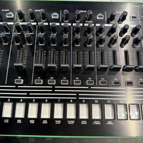 ROLAND TR8 RHYTHM PERFORMER DRUM MACHINE USATO
