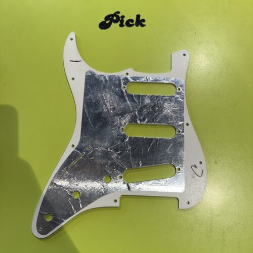 NO BRAND BATTIPENNA PER STRATOCASTER SSS CREMA USATO